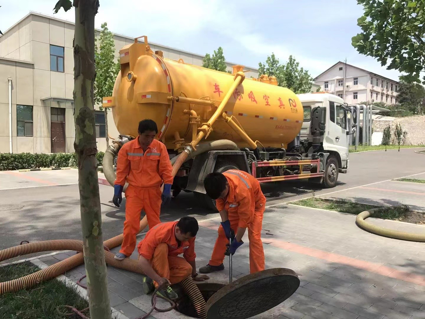 谯城管道疏通车停在窨井附近