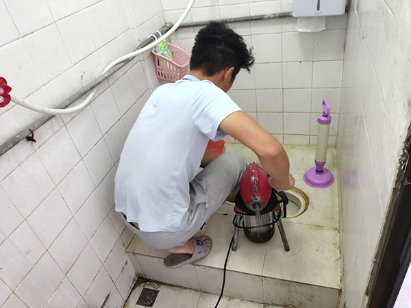 谯城管道堵塞冒臭气 专业师傅现场解决问题